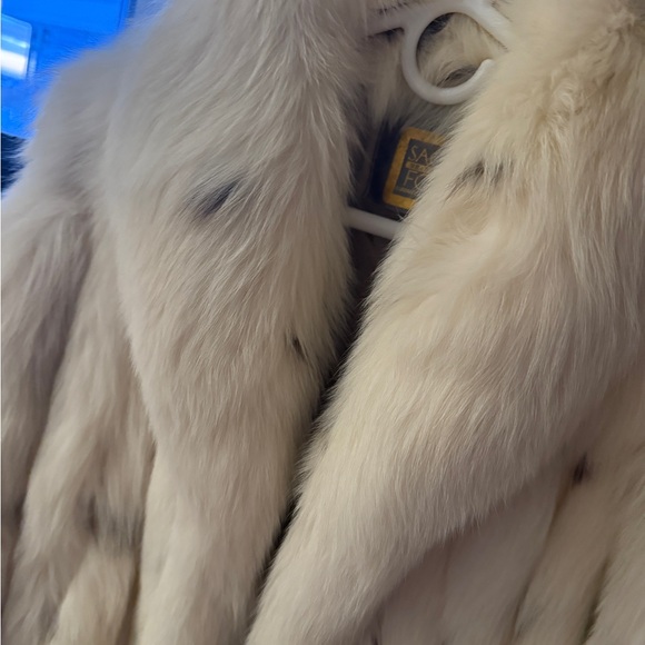 Saga Furs Fox Coat - Picture 5 of 5